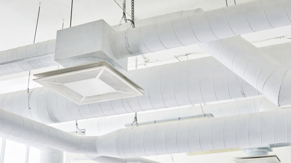 Ventilation och rör i taket på en lokal