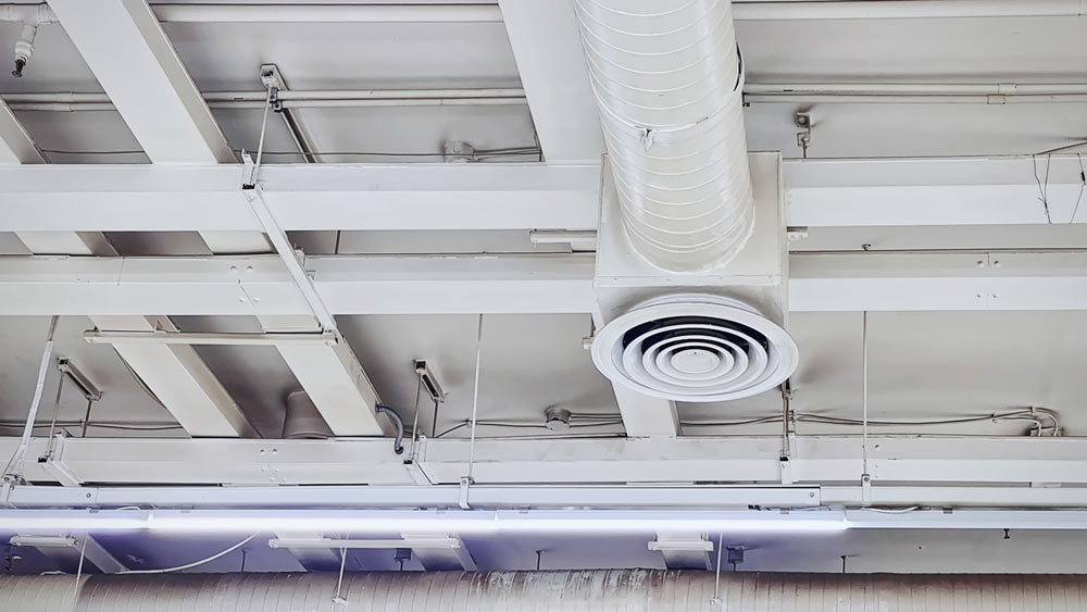 Ventilation och rör i taket på en lokal