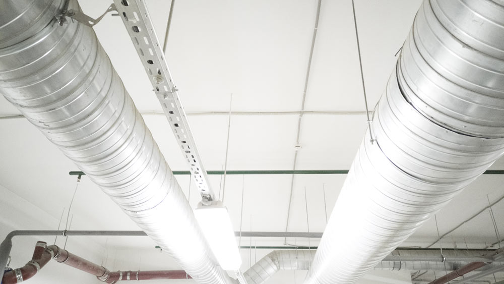 Ventilation och rör i taket på en lokal