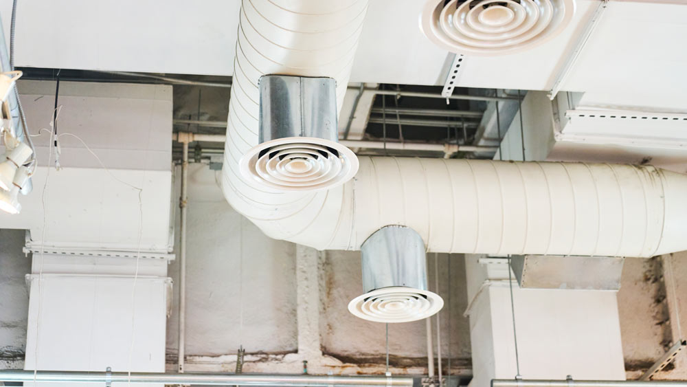 Ventilation och rör i taket på en lokal
