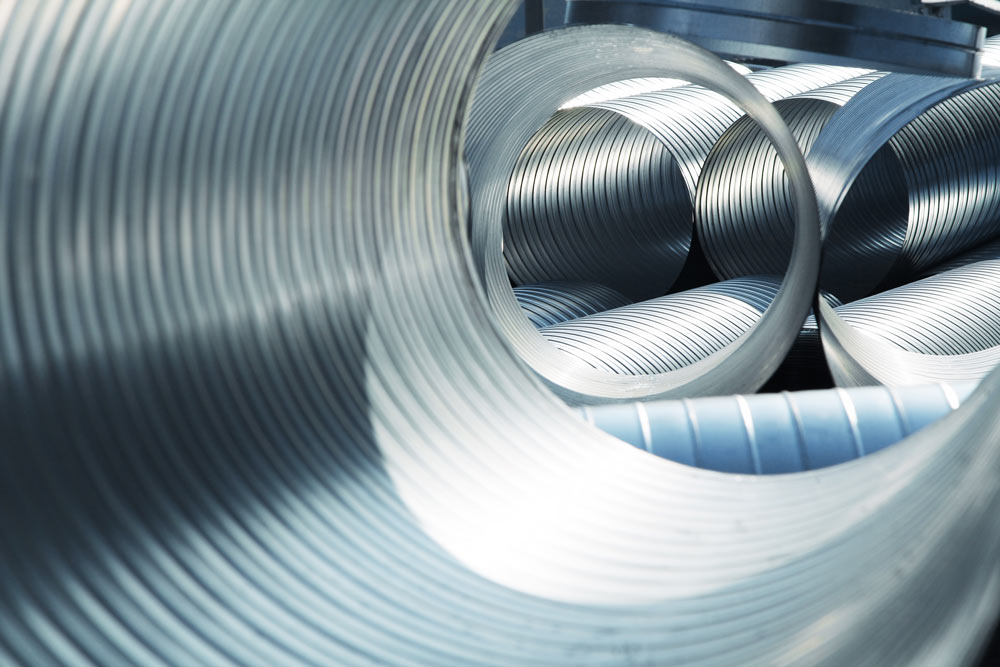 Ventilationsrör i metal ligger på golvet