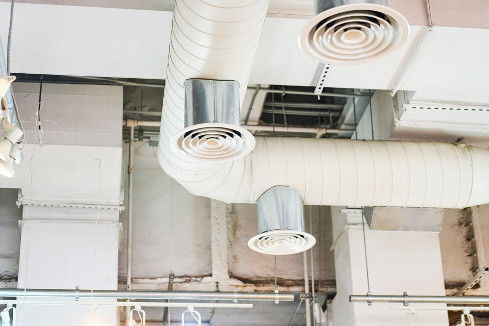 Ett ventilationsrör med ventiler i taket.