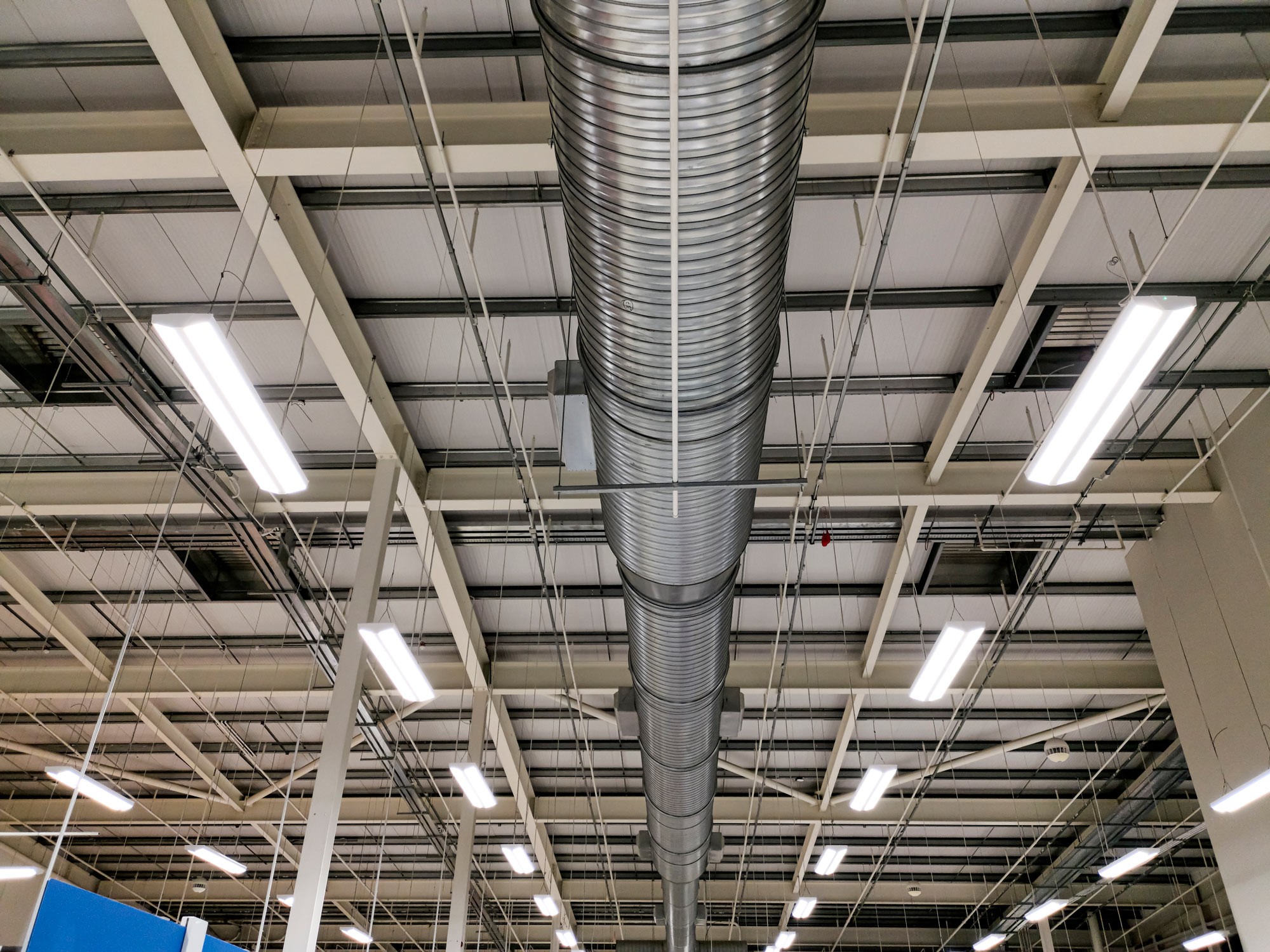 Ett ventilationsrör som hänger i taket.